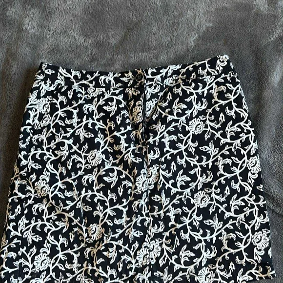 Karen Scott Blue and White Floral, Black And White Skort 2/$18 - Picture 7 of 8